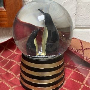 Penguin snow globe